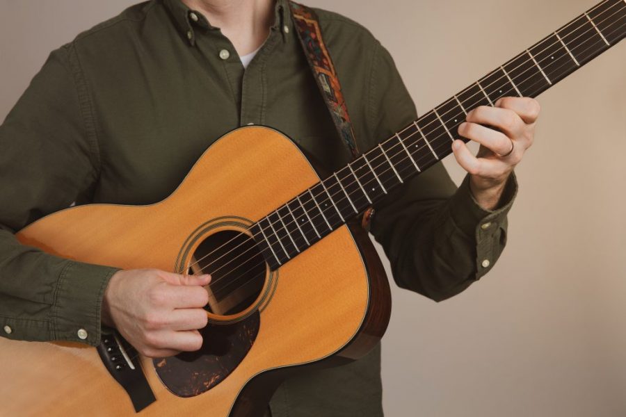Bermain Gitar