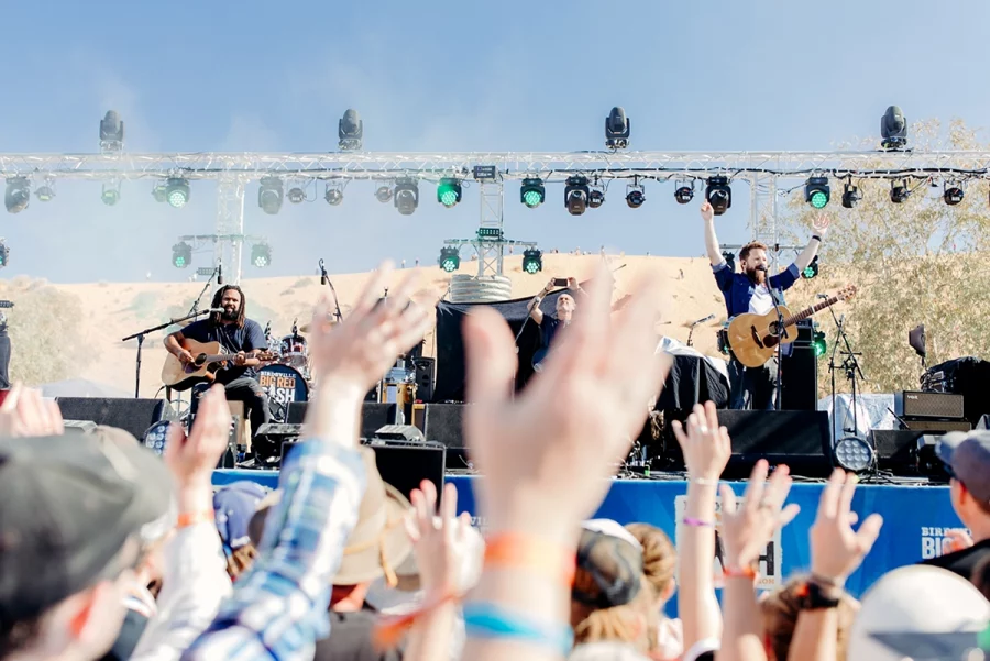 Menikmati Konser Musik